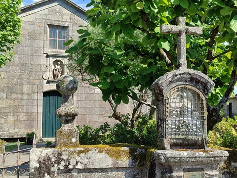 Cruceiro tradicional gallego en Rebordáns, Tui, marcando el sendero del Camino Portugués Central