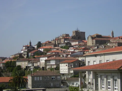 Vista general de Tui sobre el río Miño, con la catedral dominando el casco histórico y Valença do Minho al otro lado
