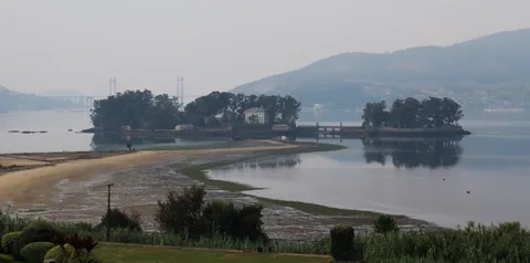 Illa de San Simón en la Ría de Vigo vista desde Cesantes