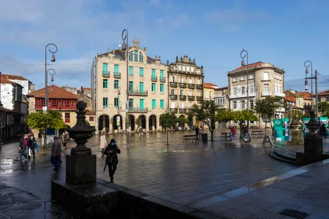 Praza da Ferrería en Pontevedra, plaza porticada del casco histórico junto al trazado del Camino Portugués