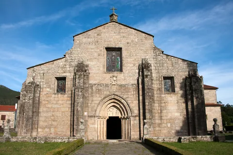 Fachada de la Colegiata de Santa María de Iria Flavia en Padrón, antigua sede episcopal