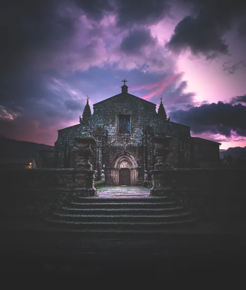 Iglesia de Iria Flavia en Padrón iluminada al anochecer, hito jacobeo del Camino Portugués
