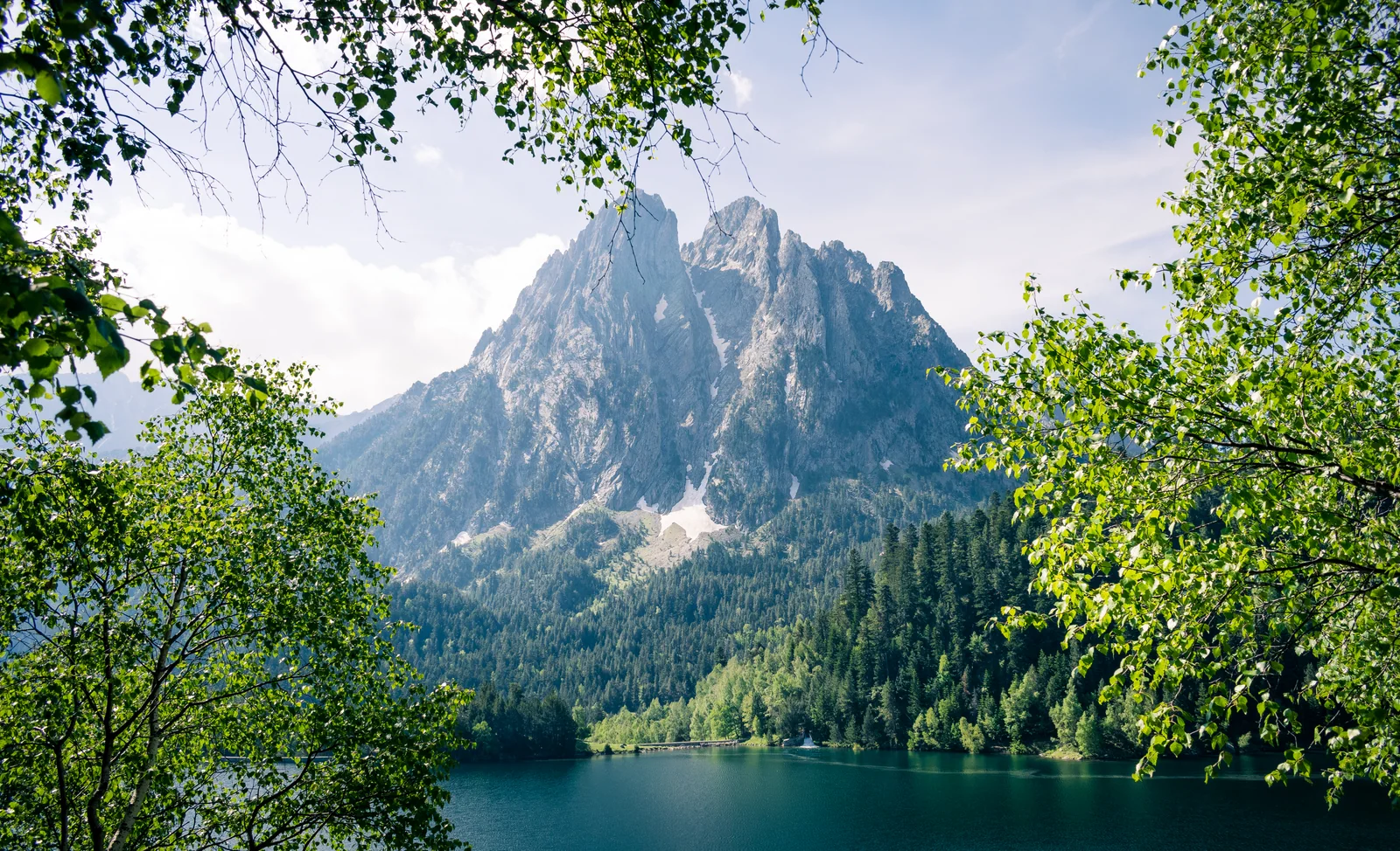 Estany de Sant Maurici con los Encantats al fondo, Pirineo catalán