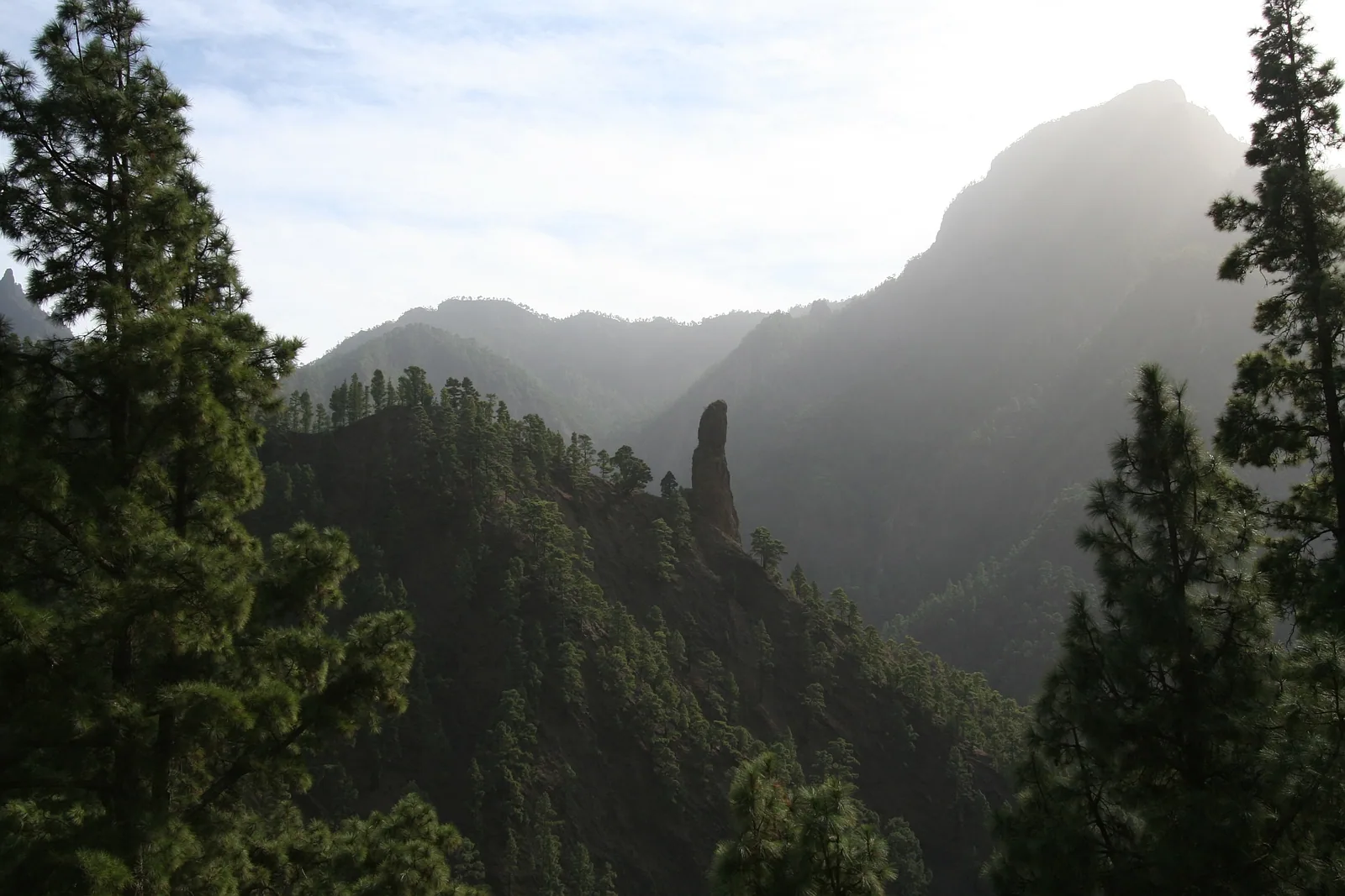 Roque de Idafe, monolito sagrado para los benahoaritas en el interior de la Caldera