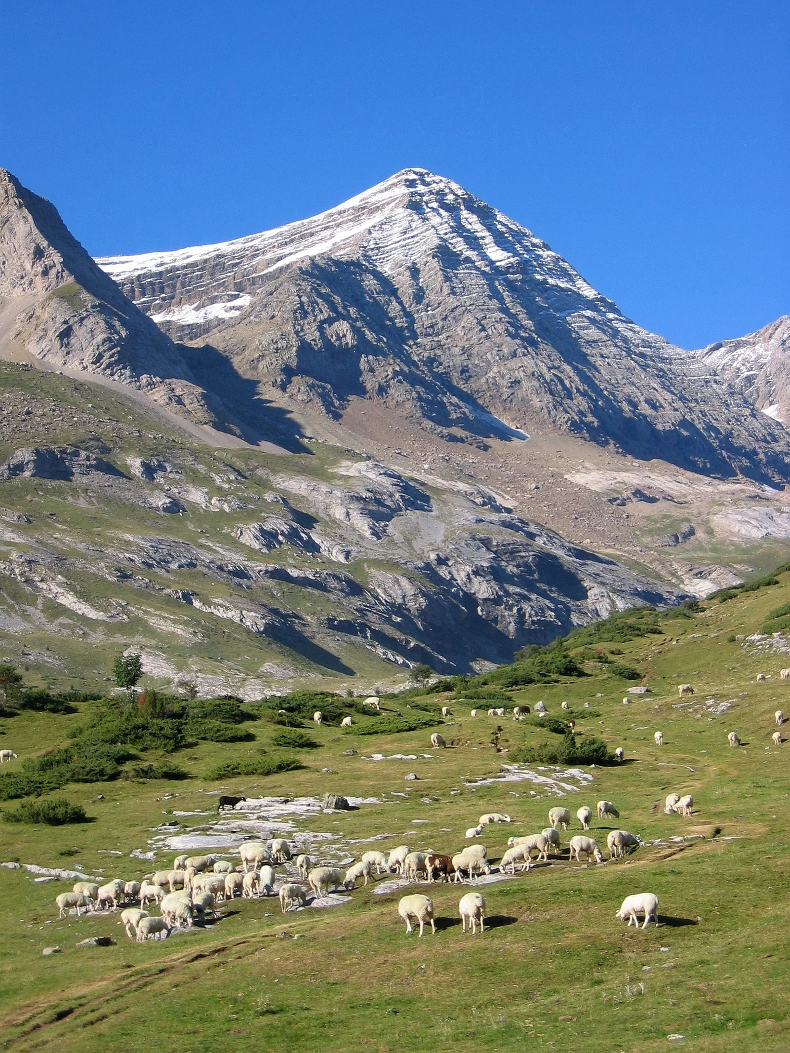 Monte Perdido (3.355 m), techo calizo de Europa Occidental