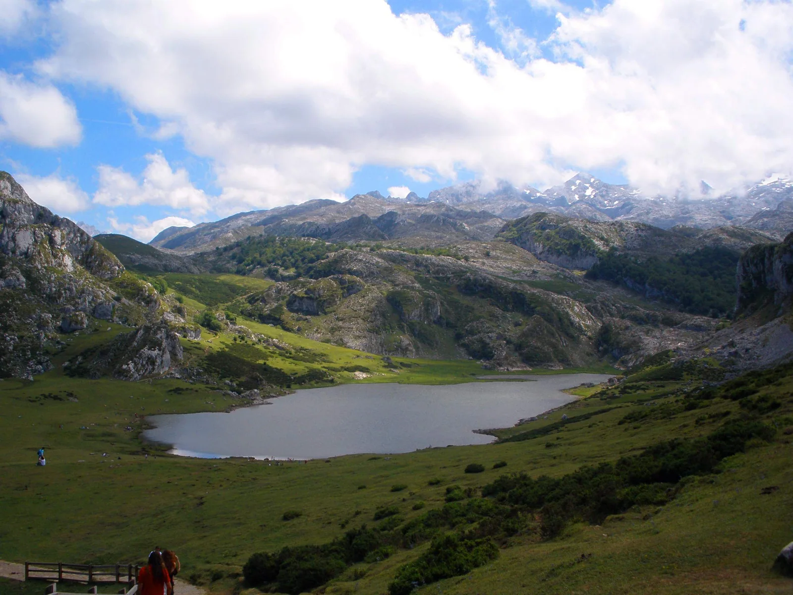 Lago Ercina en los Lagos de Covadonga, macizo occidental de Picos de Europa