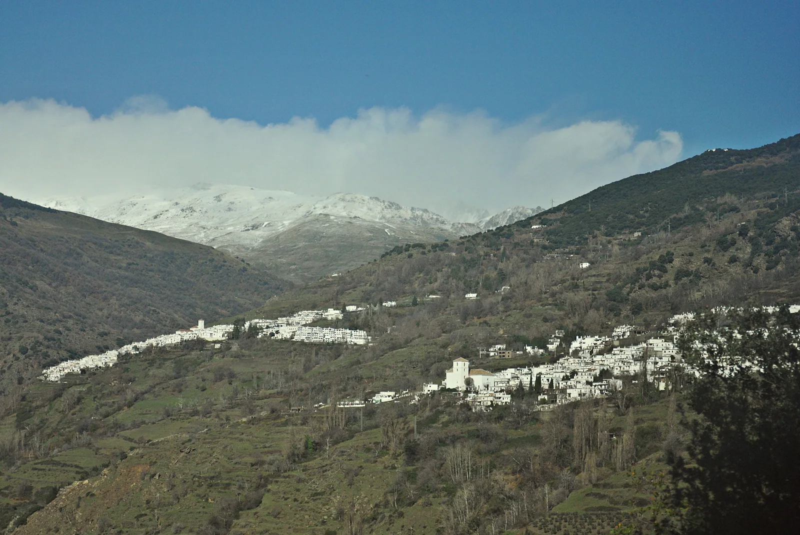 Capileira en la Alpujarra granadina, pueblo blanco bajo Sierra Nevada