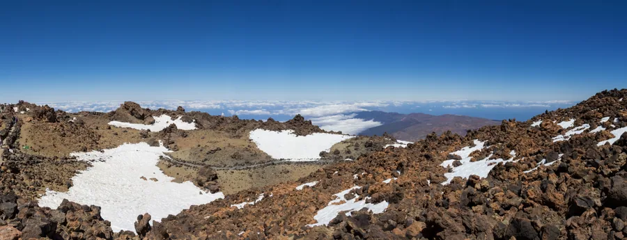 Cumbre del Teide nevada en el Parque Nacional del Teide