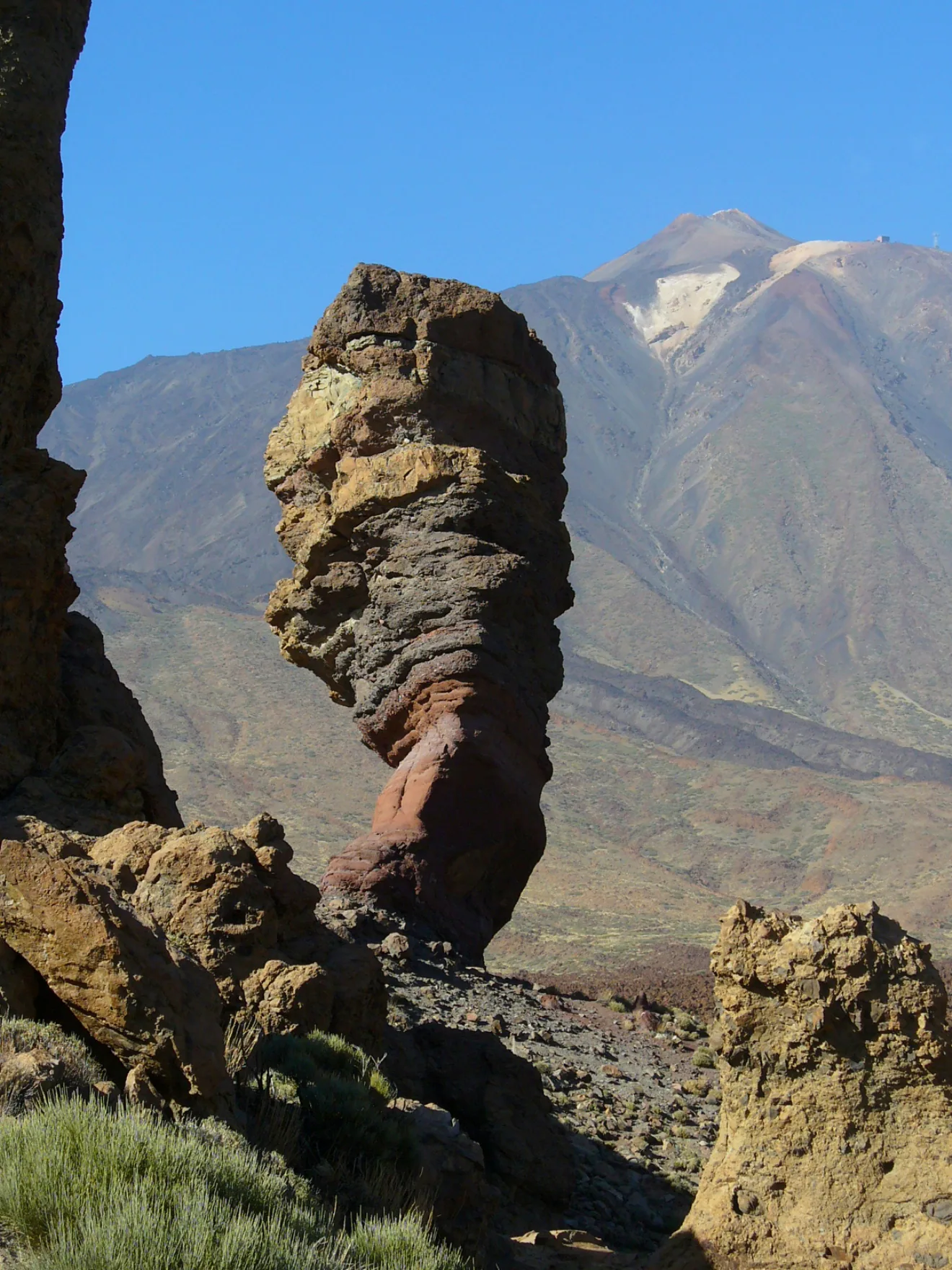 Roque Chinchado y Teide al fondo en los Roques de García
