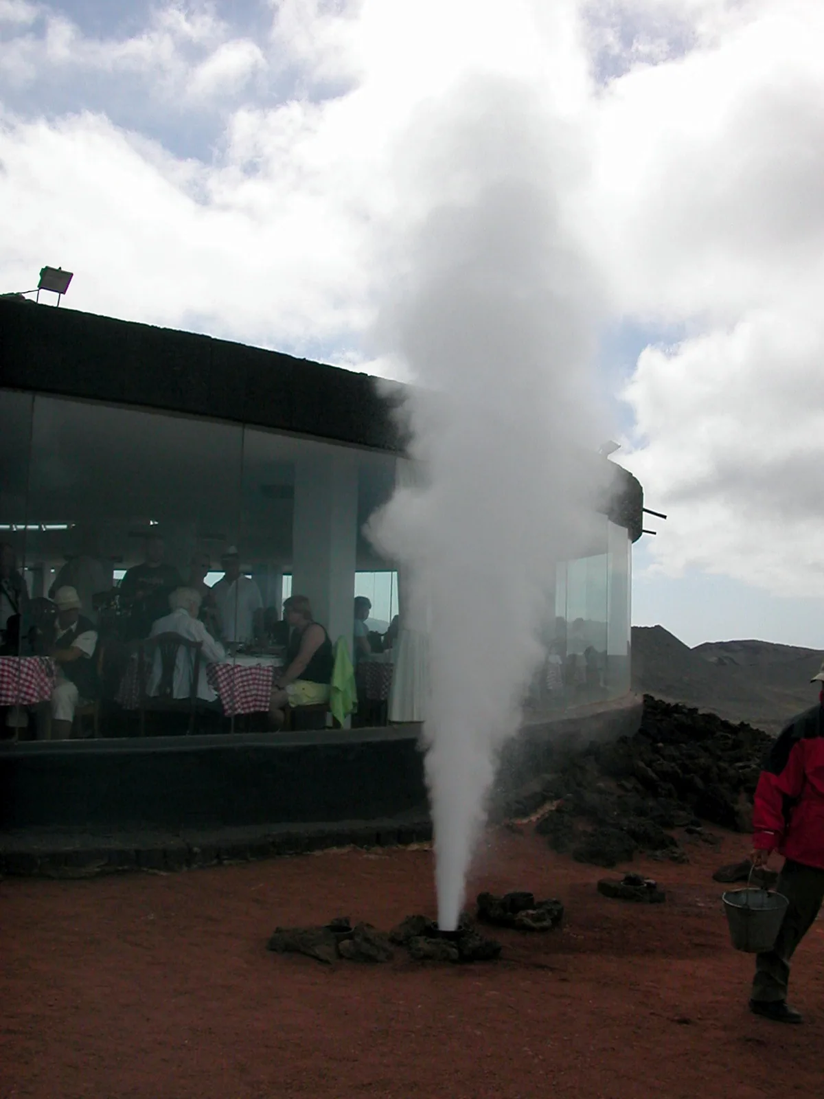 Demostración del géiser geotermal en el Islote de Hilario, Parque Nacional de Timanfaya