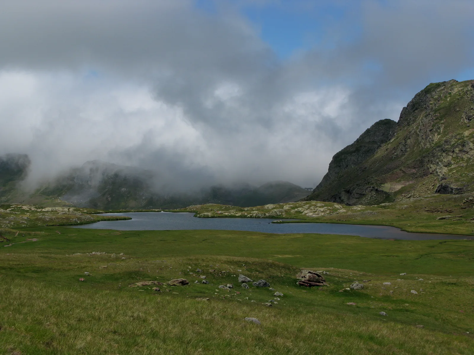 Ibón principal de Anayet a 2.233 m con el reflejo del Midi d'Ossau francés al fondo