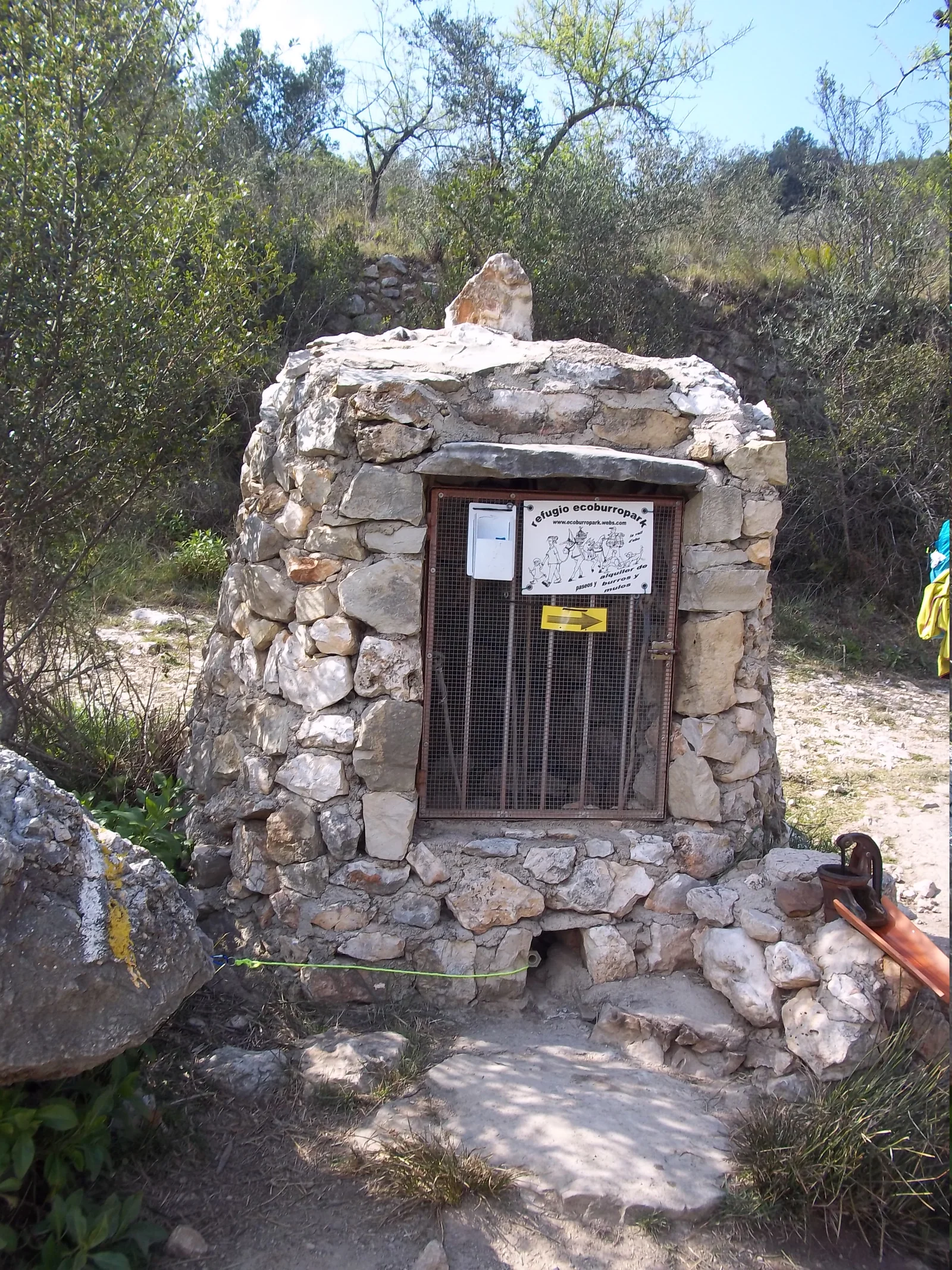 Pou de la Juvea junto al PR-CV 147, camino del Barranc de l'Infern