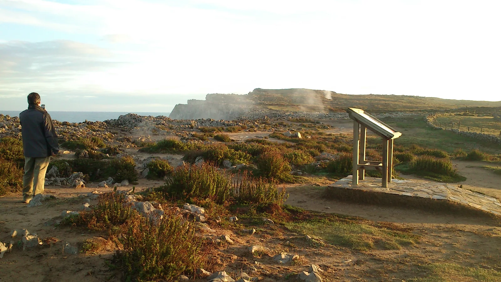 Vista general de los bufones de Llames de Pría sobre el acantilado de la Costa Oriental de Asturias