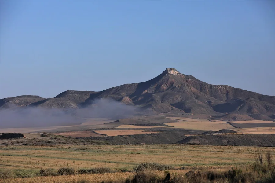 Cabezo del Fraile coronado por su castillo roquero en el semidesierto de las Bardenas Reales
