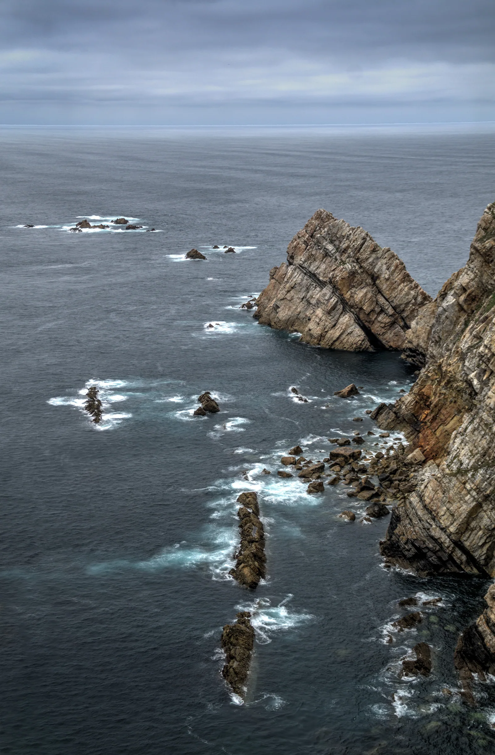 Acantilados del Cabo Peñas sobre el mar Cantábrico