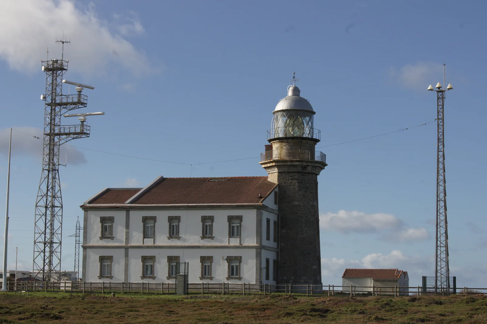 Faro de Cabo Peñas y su entorno de acantilados