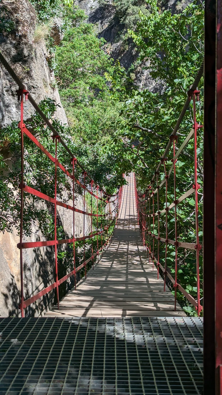 El puente colgante largo de Los Cahorros, unos 63 metros suspendidos sobre el cañón del río Monachil, Granada