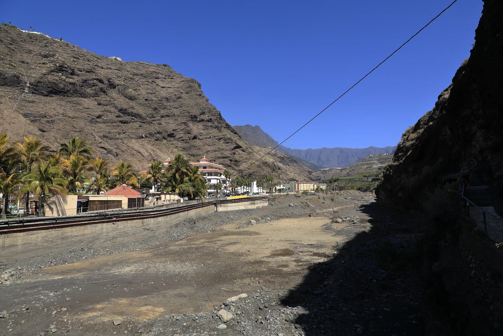 El cauce del Barranco de las Angustias, la garganta que drena toda la Caldera de Taburiente hacia el mar