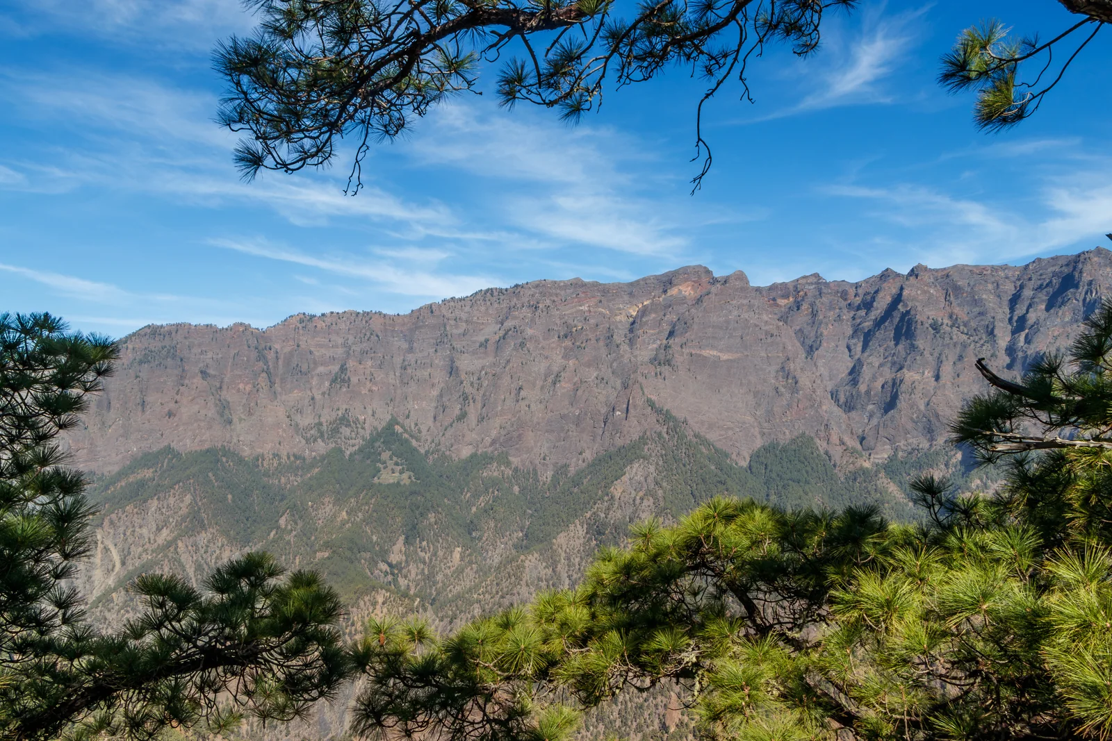 Panorámica del interior de la Caldera de Taburiente desde el Mirador del Lomo de las Chozas, con las cumbres del Roque de los Muchachos al fondo