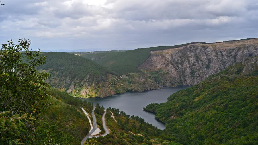 Cañón del Sil con sus paredes verticales y los viñedos en bancales, Ribeira Sacra
