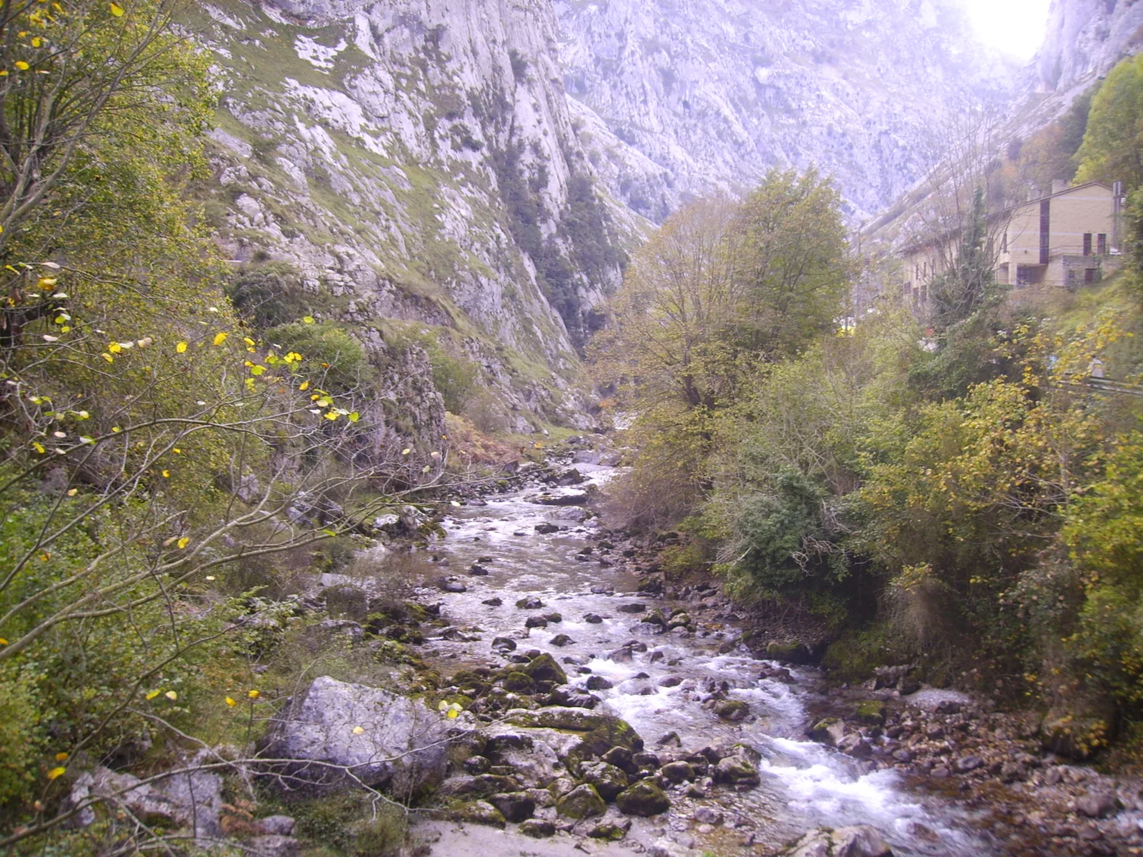 Garganta del Cares junto al funicular de Bulnes en los Picos de Europa