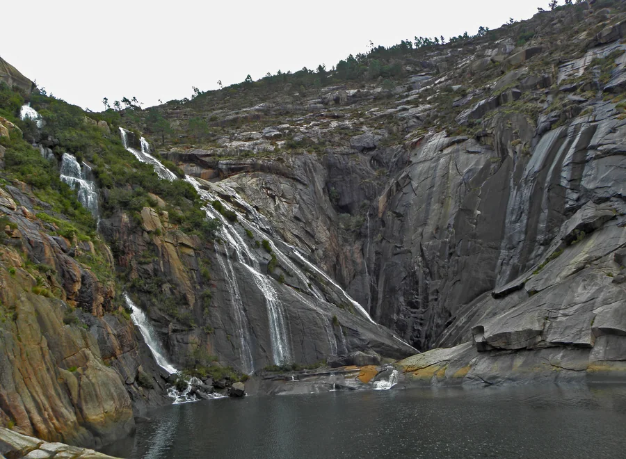 La Cascada de Ézaro con el Monte Pindo de fondo y la desembocadura del Xallas al mar