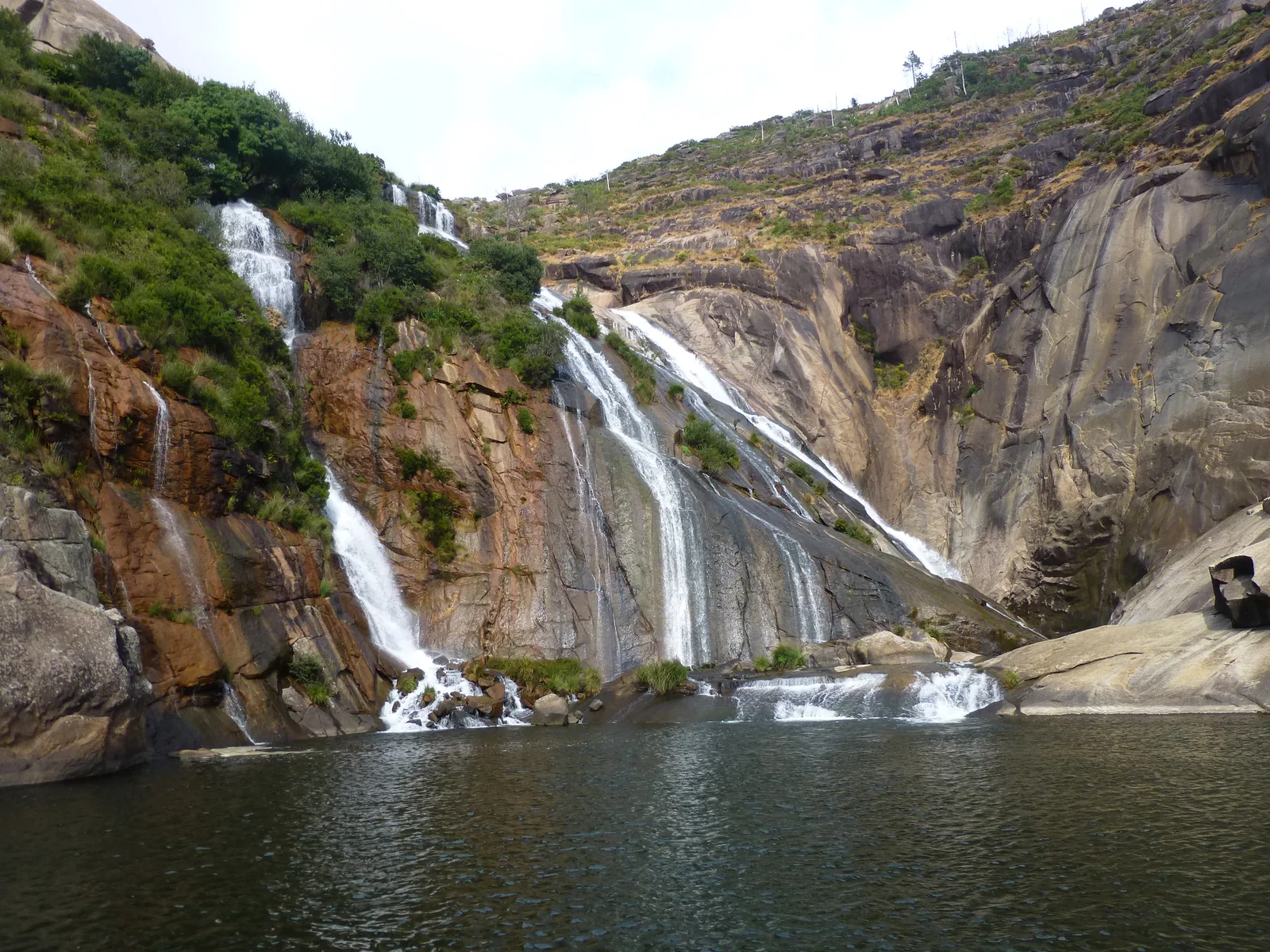 Cascada de Ézaro en la Fervenza do Xallas, salto del río al borde del mar en la Costa da Morte