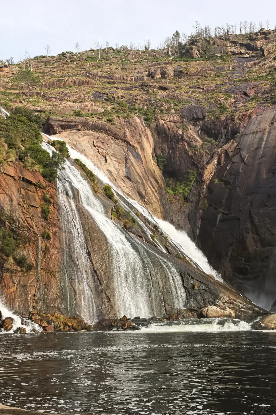 La Fervenza do Xallas, la Cascada de Ézaro, cayendo sobre las rocas al pie del Monte Pindo, Dumbría (A Coruña)