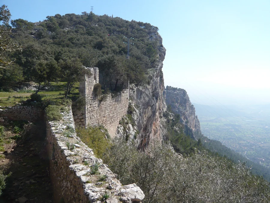 El Castell d'Alaró encaramado al risco, fortaleza roquera de la Serra de Tramuntana