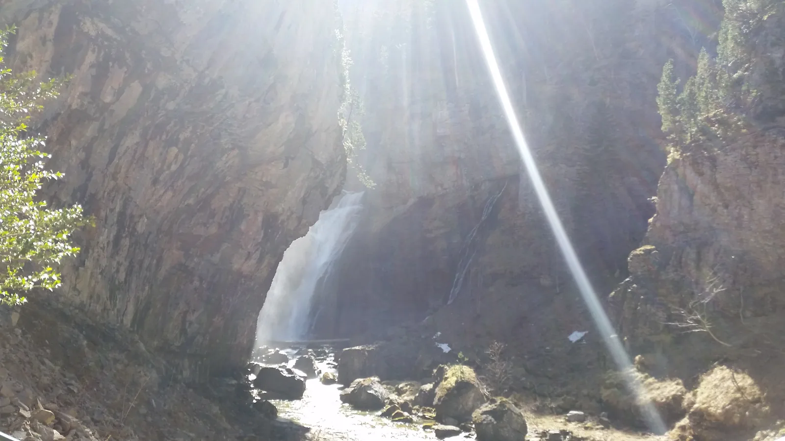 Cascada Cola de Caballo enmarcada por las paredes del Circo de Soaso