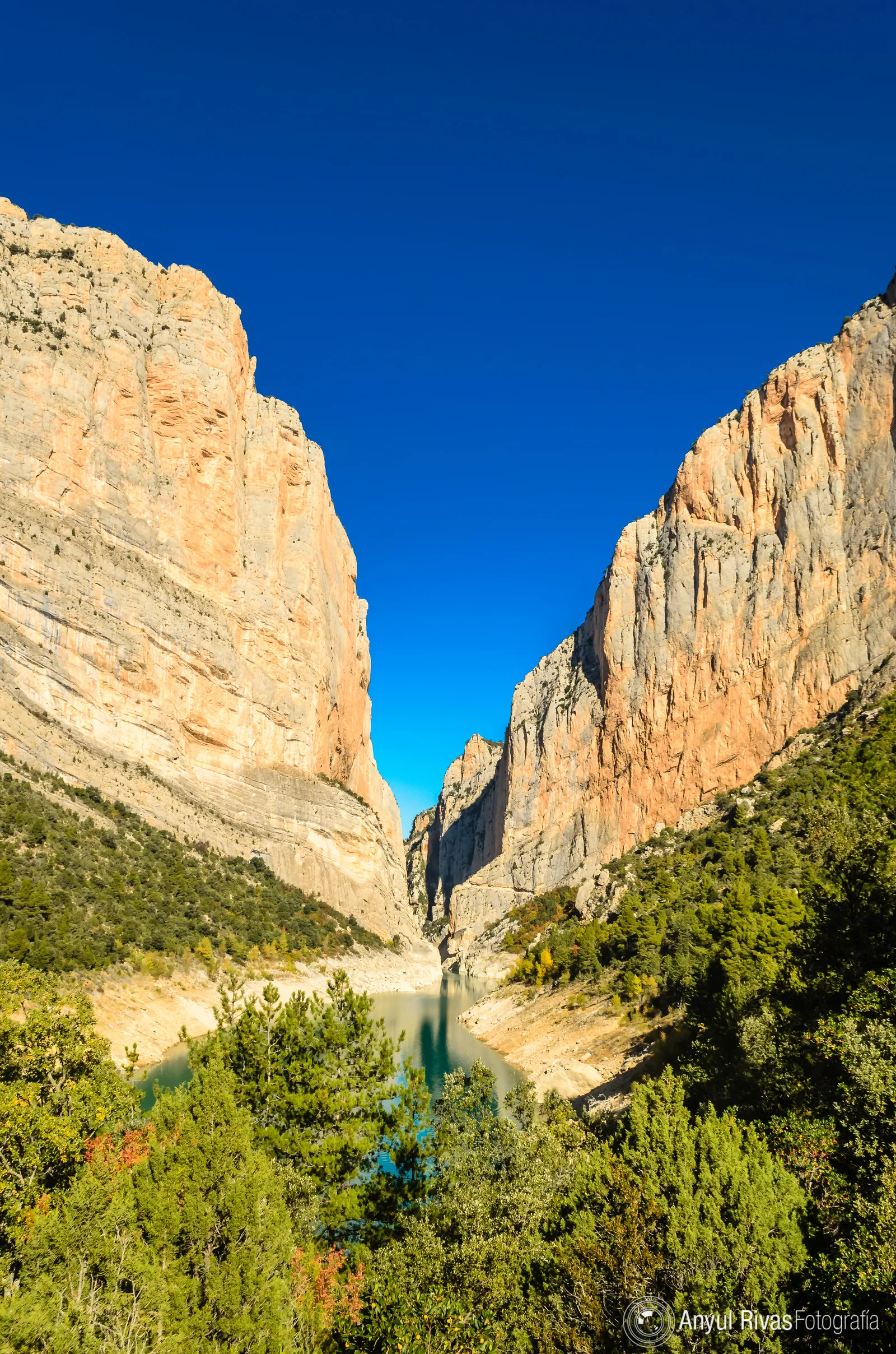 Sendero tallado y volado en la pared del desfiladero de Mont-rebei sobre el agua