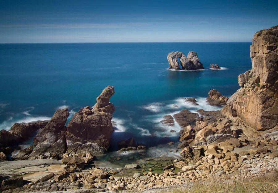 Los Urros de Liencres, islotes verticales de caliza emergiendo del mar en la Costa Quebrada, Cantabria