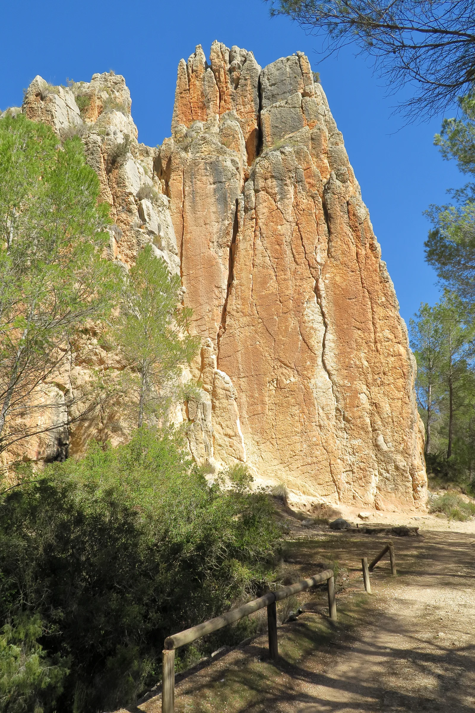 Pared rocosa vertical de estratos junto al sendero del descenso
