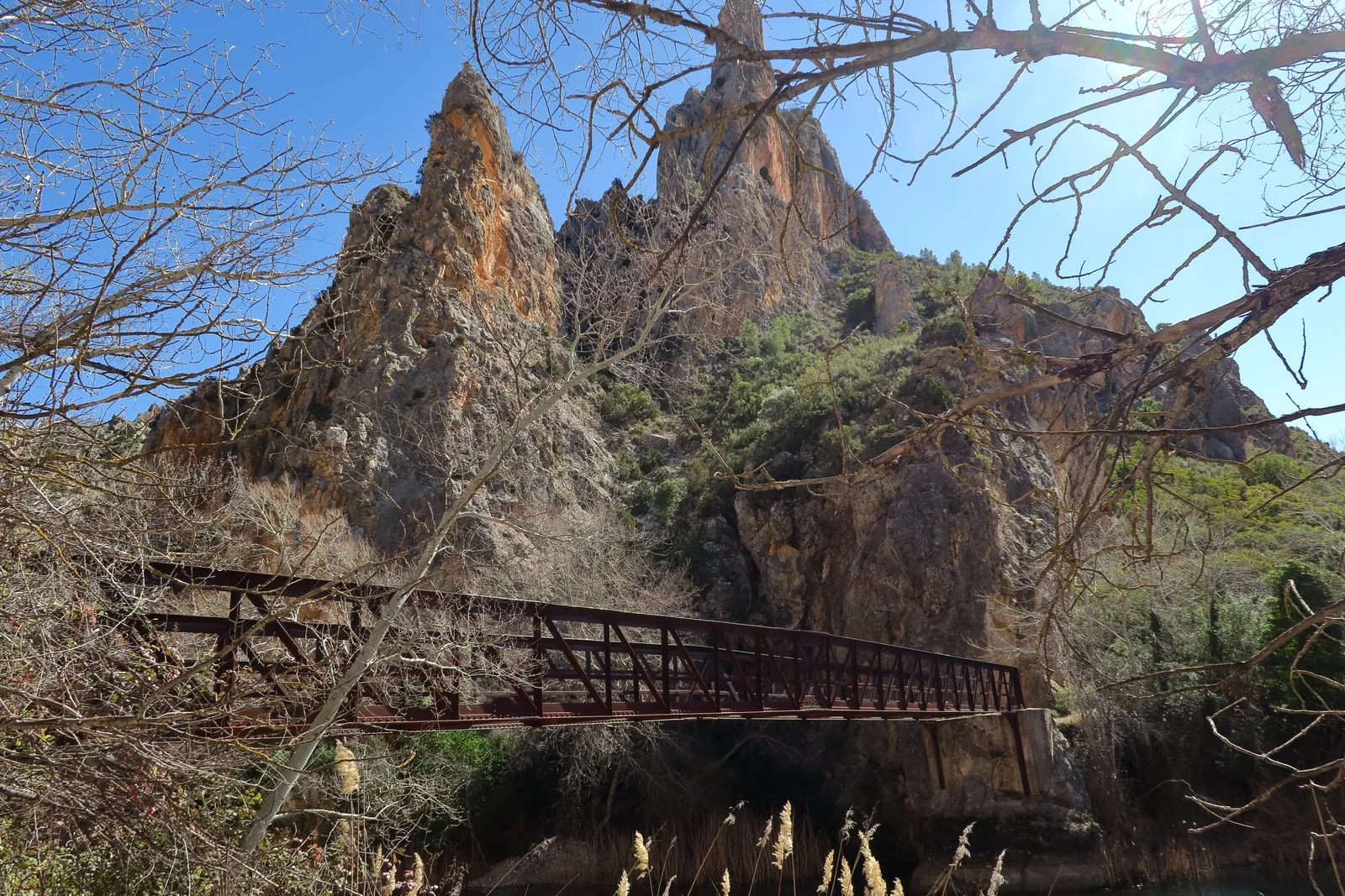 Antiguo puente de piedra sobre el río Cabriel junto a las Cuchilleras de Contreras