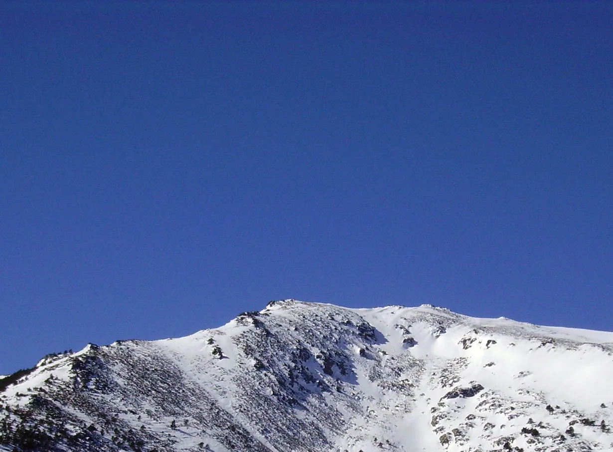 Cumbre del Asómate de Hoyos en la Cuerda Larga con cobertura de nieve