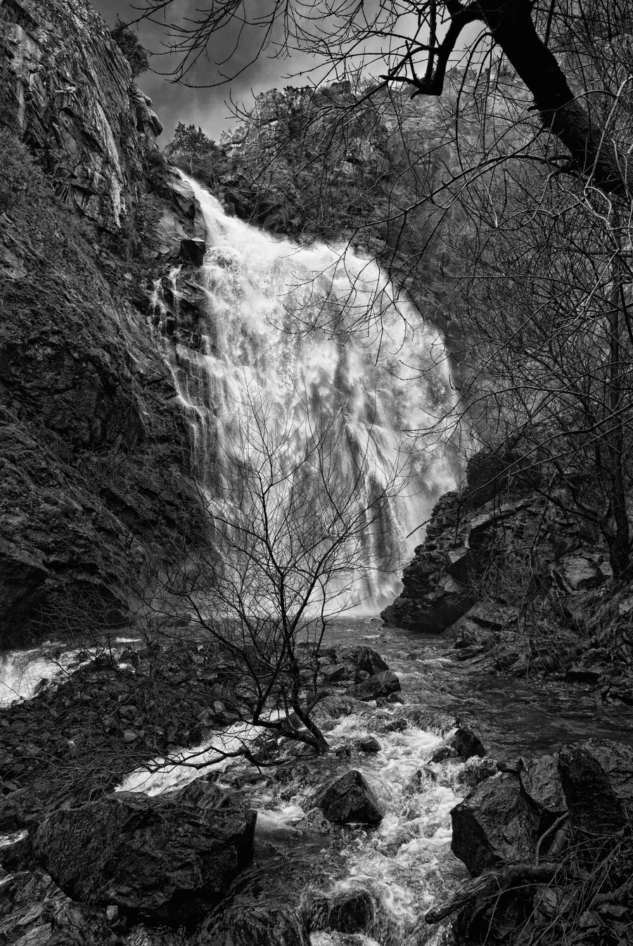Salto de agua de la Fervenza do Toxa cayendo entre el bosque de ribera, río Toxa, Silleda