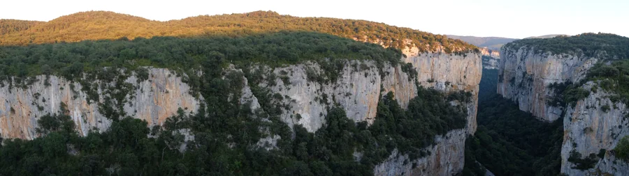 Panorámica de la Foz de Arbaiun desde el borde, el cañón calizo del río Salazar en Navarra