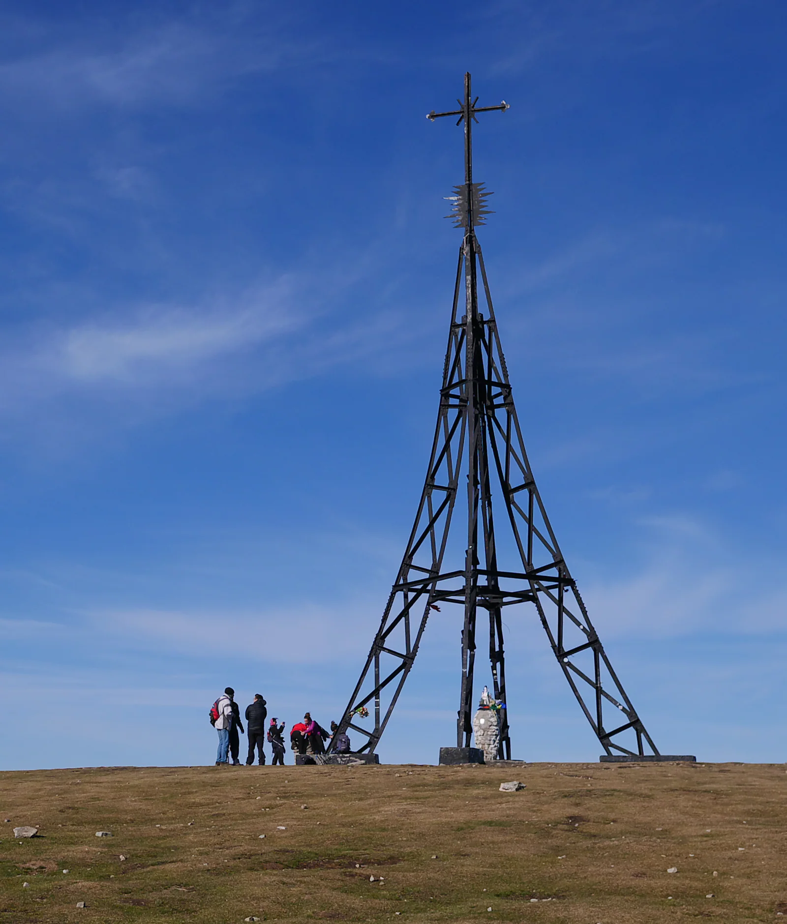 La cruz de hierro del Gorbea, estructura de celosía sobre la cumbre