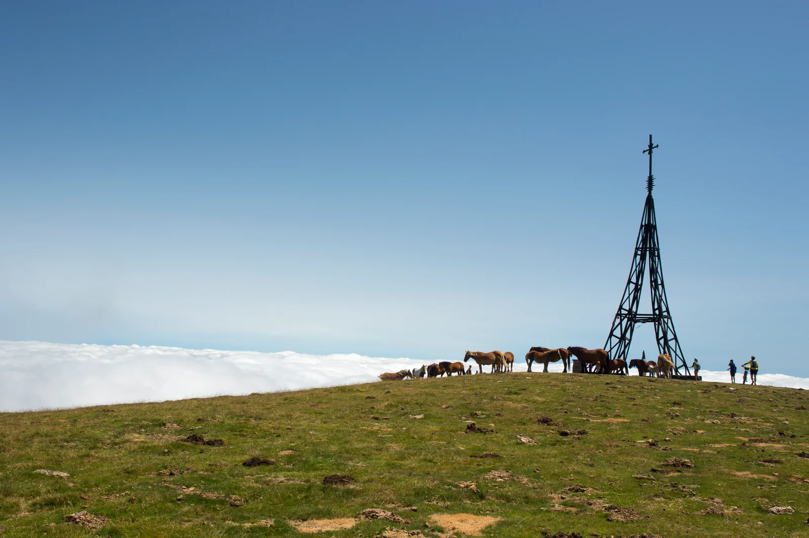 La cruz del Gorbea emergiendo sobre un mar de nubes