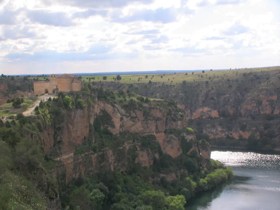 Vista panorámica del meandro encajado del río Duratón con la Ermita de San Frutos sobre el promontorio, Segovia