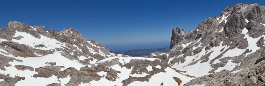 El collado de Horcados Rojos en el macizo central de los Picos de Europa