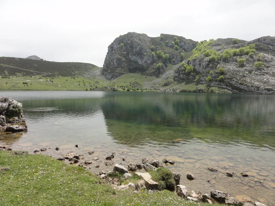 Lago Enol en los Lagos de Covadonga, Picos de Europa, Asturias