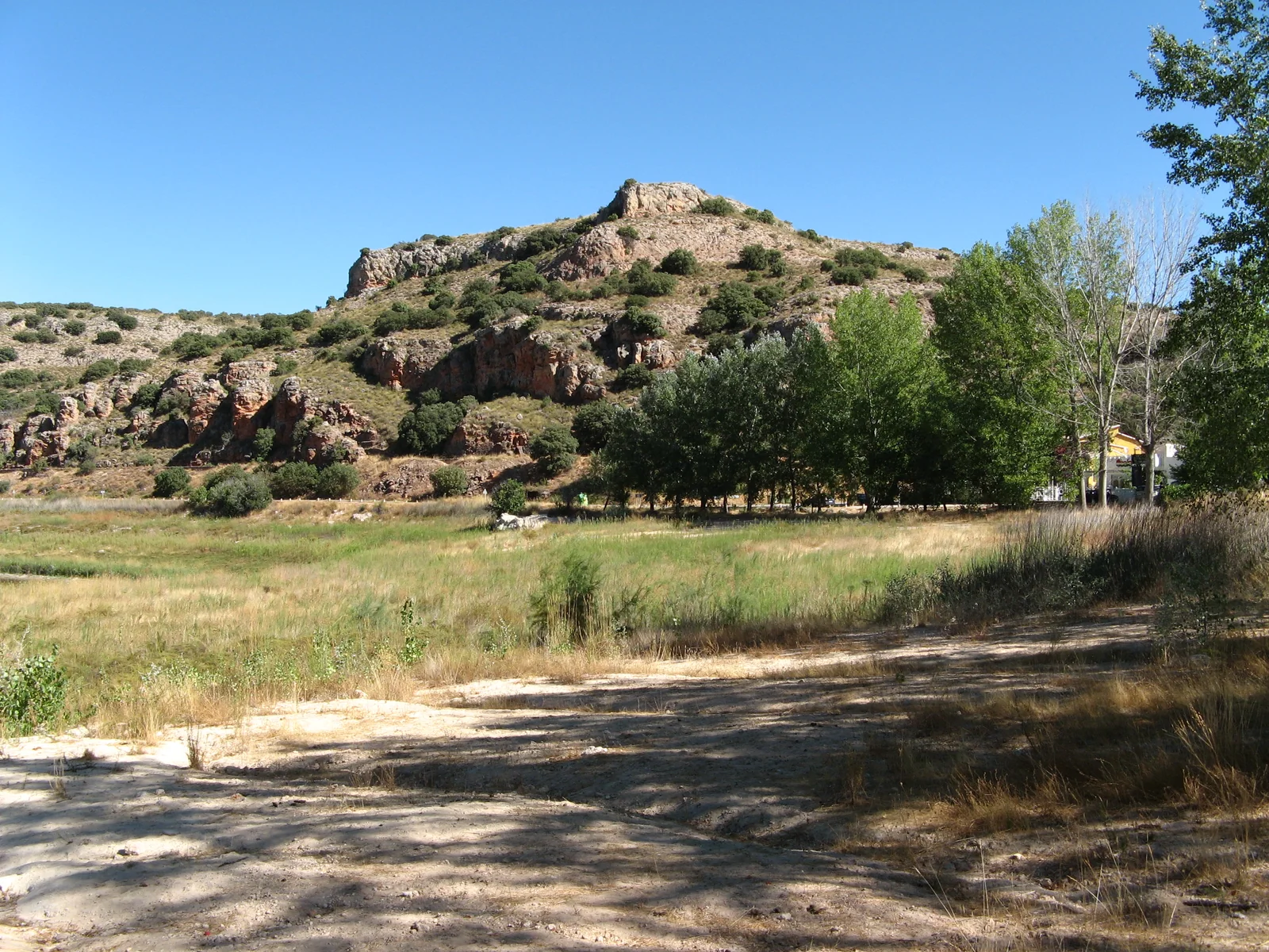 Lámina de agua turquesa de las Lagunas de Ruidera entre Ciudad Real y Albacete