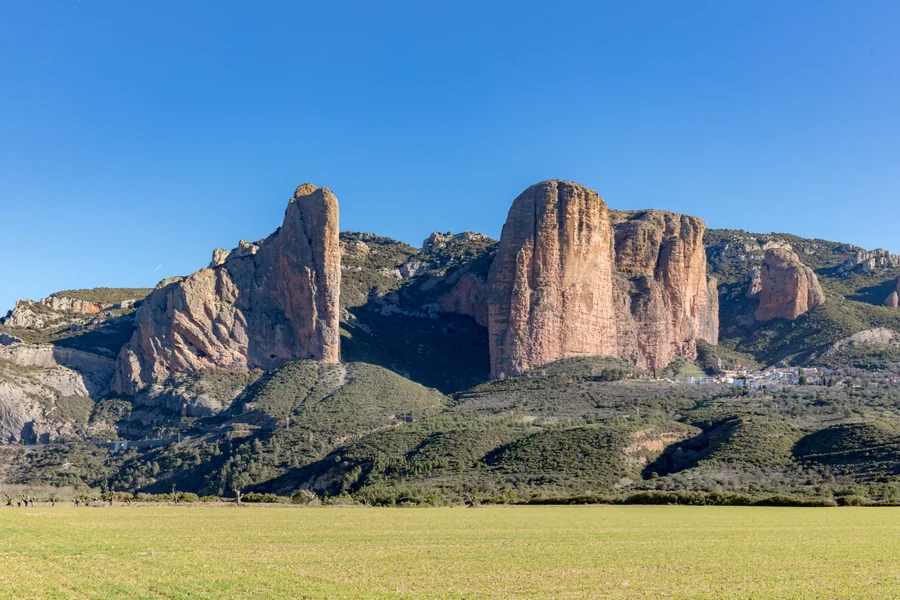 Panorámica de los Mallos de Riglos alzándose sobre el pueblo de Riglos, Huesca, Aragón