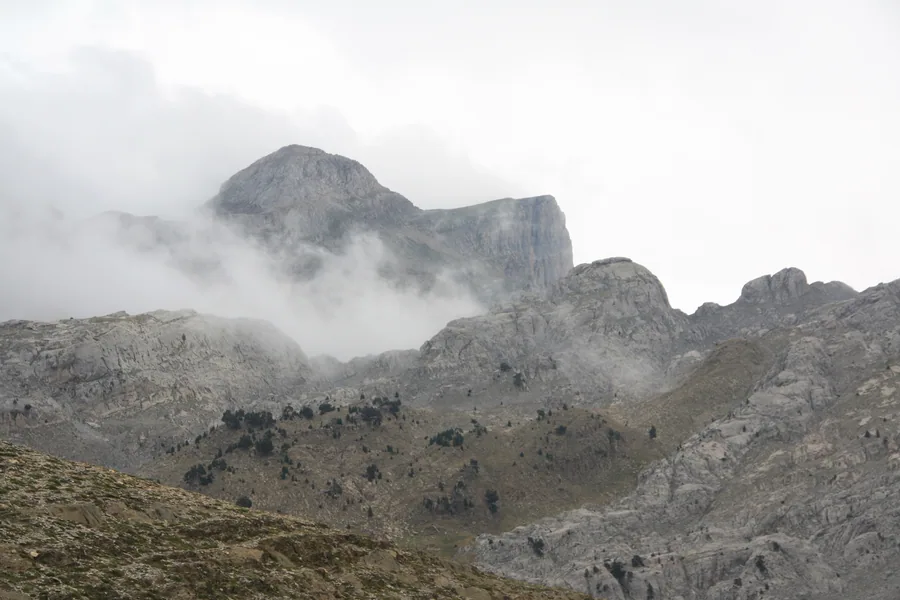 Cumbre de la Mesa de los Tres Reyes con el circo de Lescun al fondo
