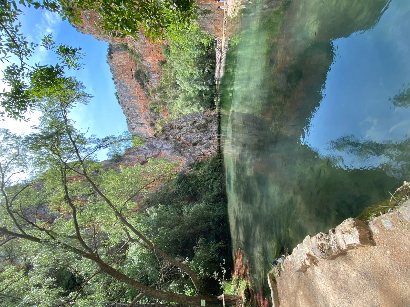 Lago del Espejo en el parque del Monasterio de Piedra