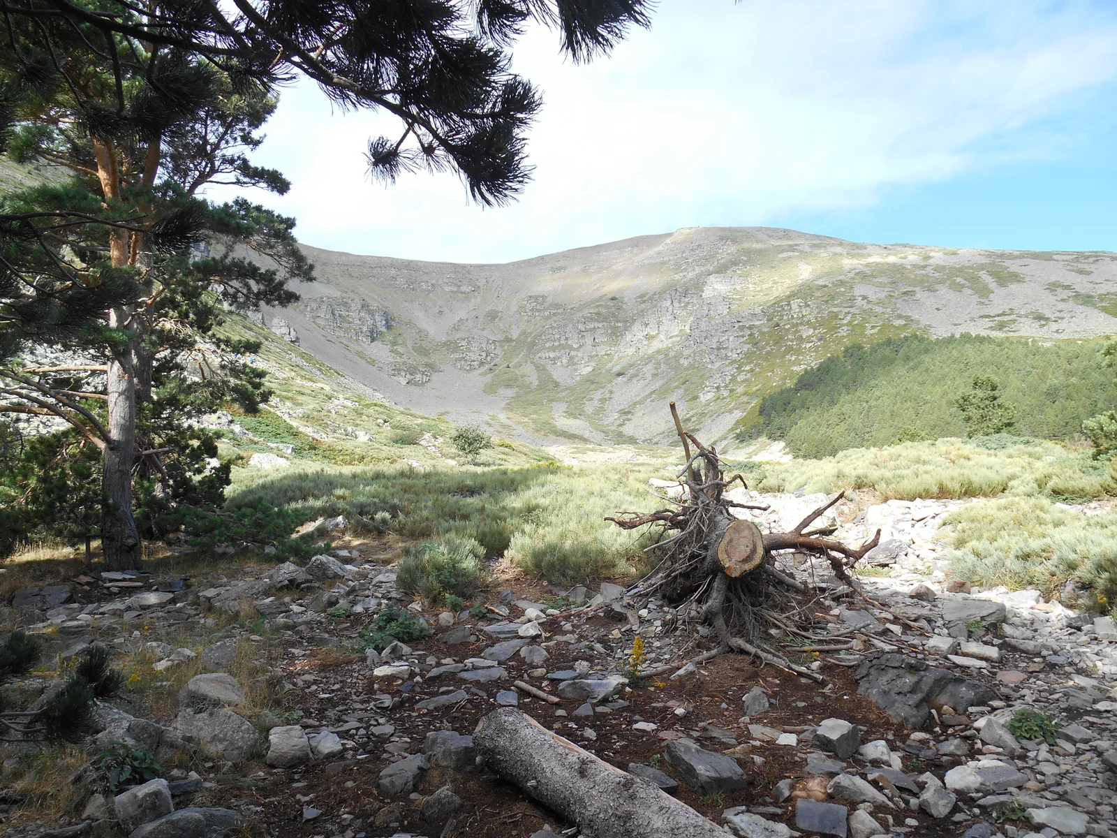 Hoya de San Miguel: el circo glaciar de San Miguel («El Cucharón»), anfiteatro en herradura por el que asciende el sendero AG-1