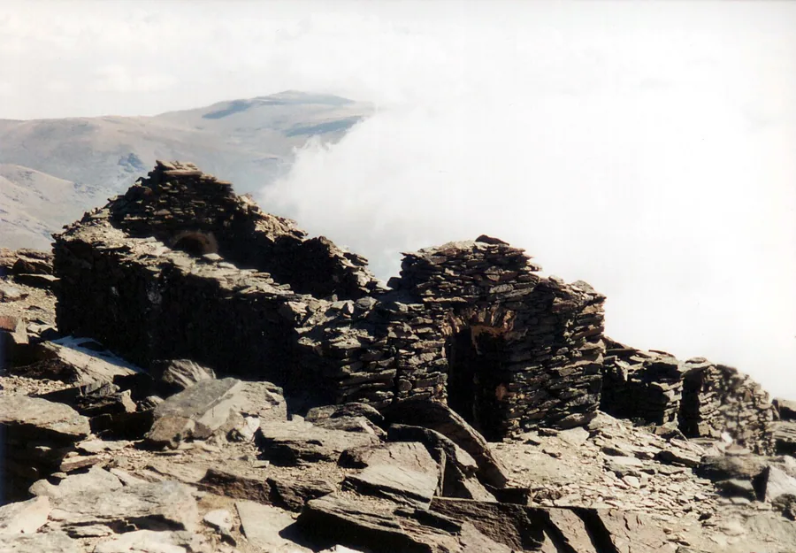 Ruinas del antiguo refugio en la cumbre del Mulhacén