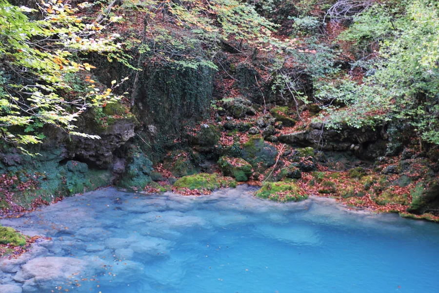 Pozas de agua turquesa del Nacedero del Urederra, Reserva Natural, Navarra