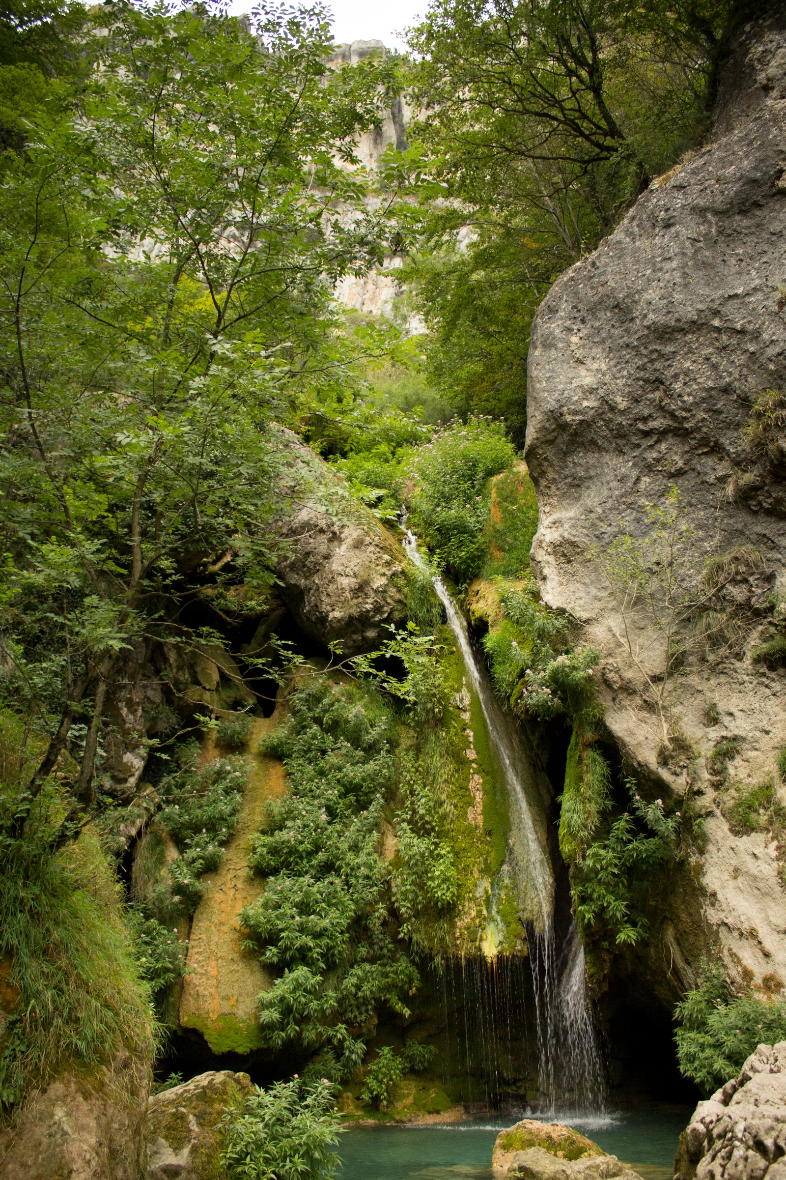 Salto de agua en el Nacedero del Urederra entre formaciones kársticas